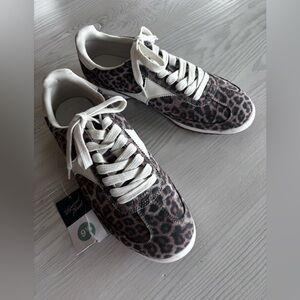 Women’s Universal Threads Sneakers With Memory Foam Insoles Size 9.5